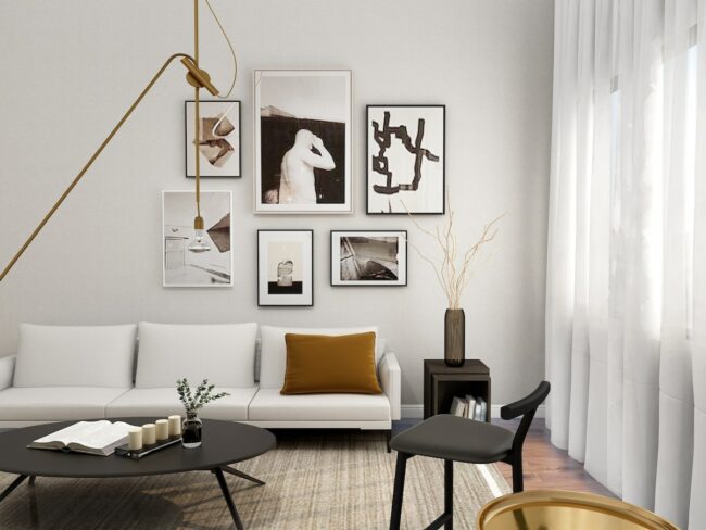 moderne interiør med bilder på veggen og lys sofa